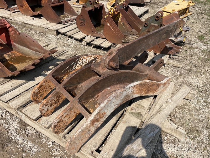 Attachments  Backhoe Excavator Thumb - 27" Photo